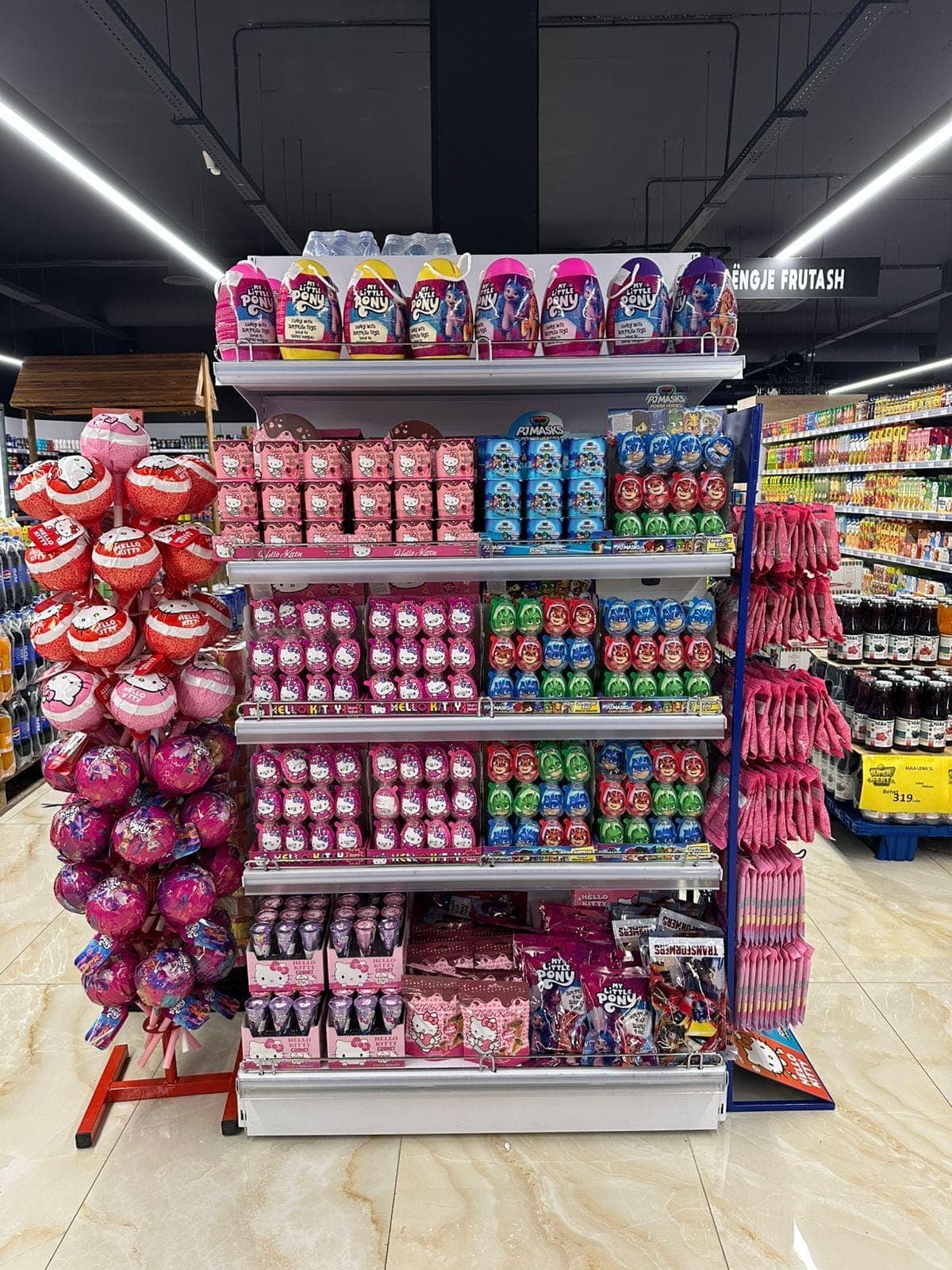 Mağaza rafında EMY Grup ürün teşhiri