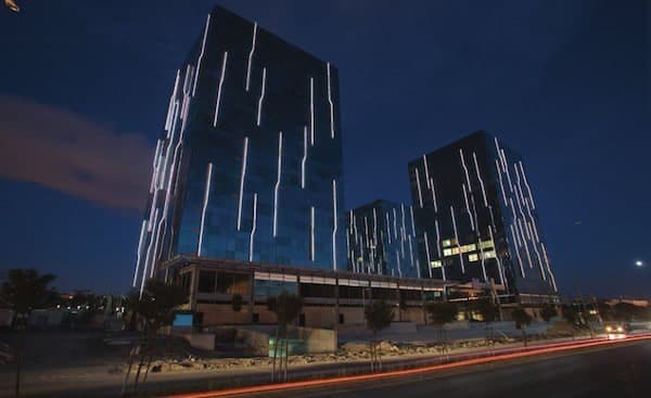 Nish İstanbul ofis binası, gece görünümü